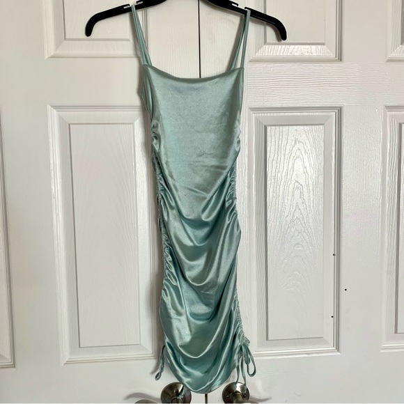 Dress w/ Side-Rouching - Picture 3 of 7